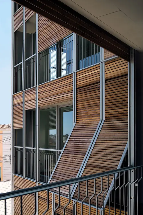 Detalle de las persianas AluClassic en aplicación proyectante en Sabadell
