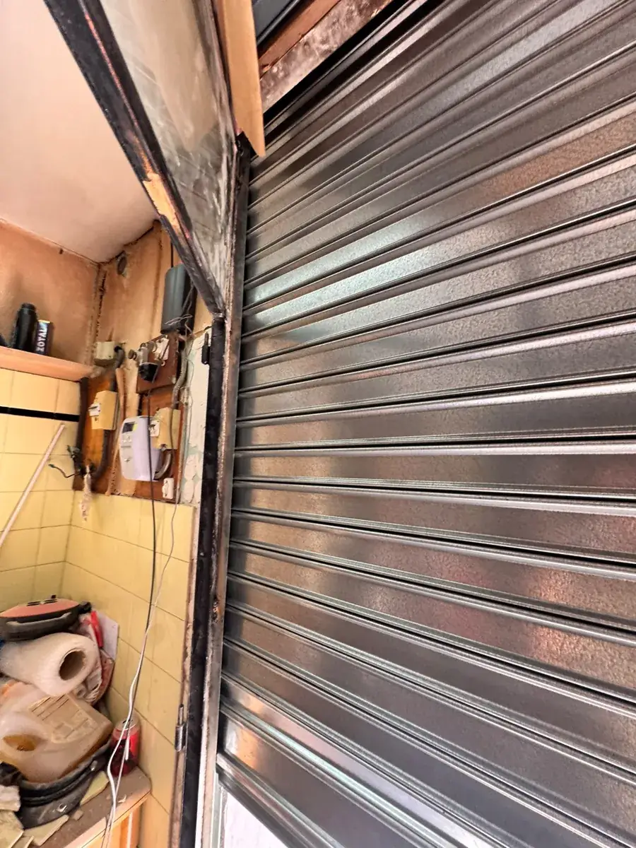 Detalle de lamas de acero galvanizado de una persiana enrollable