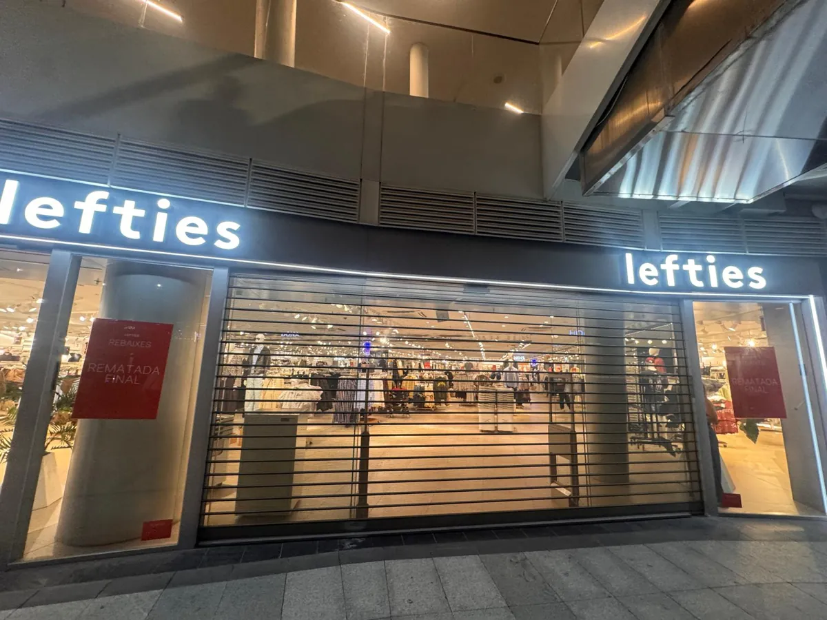 Persiana microperforada instalada en una tienda de centro comercial