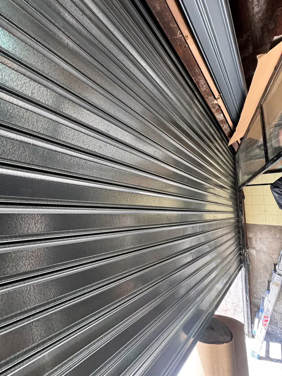 Lamas de acero galvanizado de una persiana metálica recién instalada
