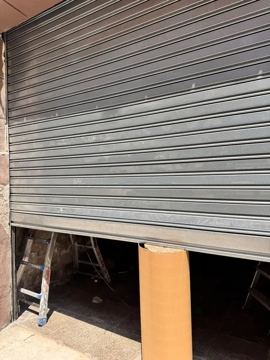 Puerta enrollable galvanizada instalada en un local en reforma