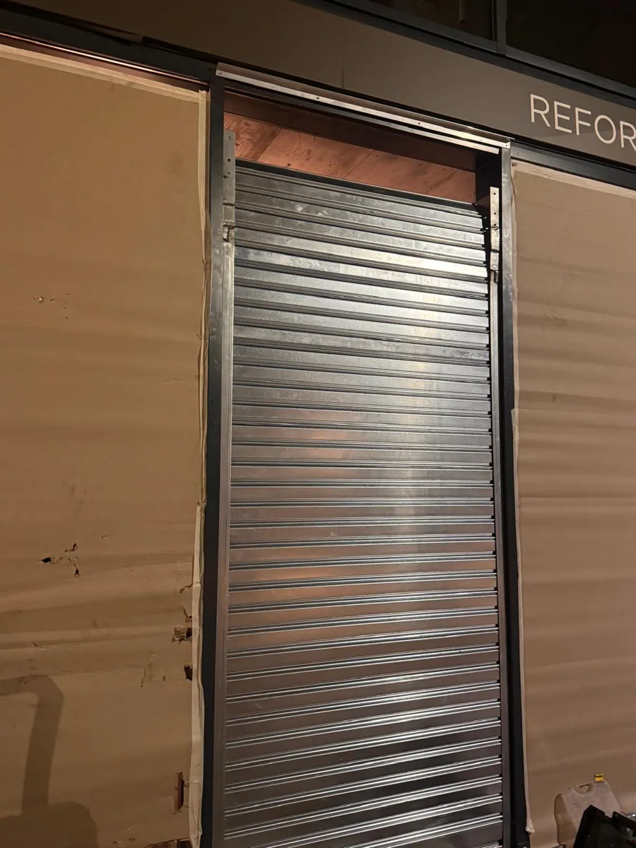 Cierre enrollable metálico instalado en un local durante la reforma