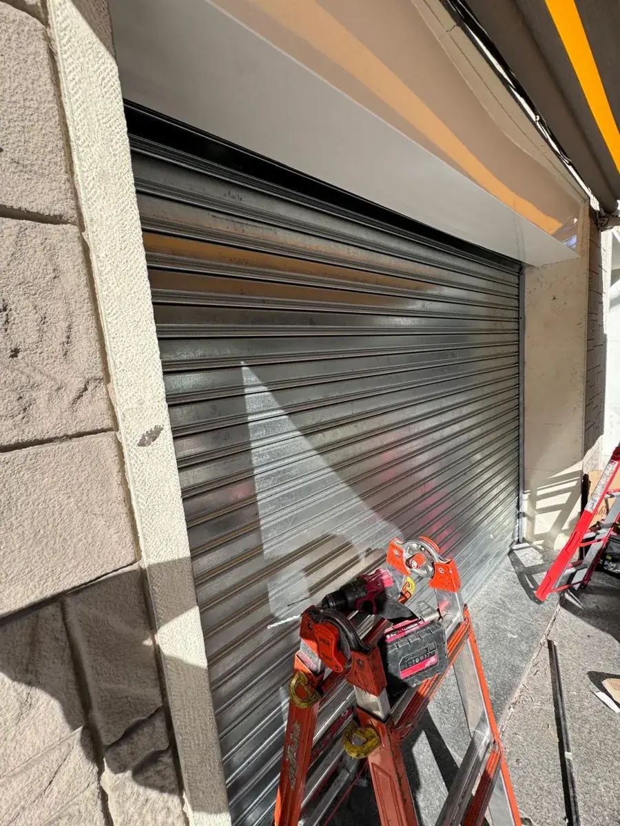 Instalación de persiana enrollable galvanizada en un local comercial