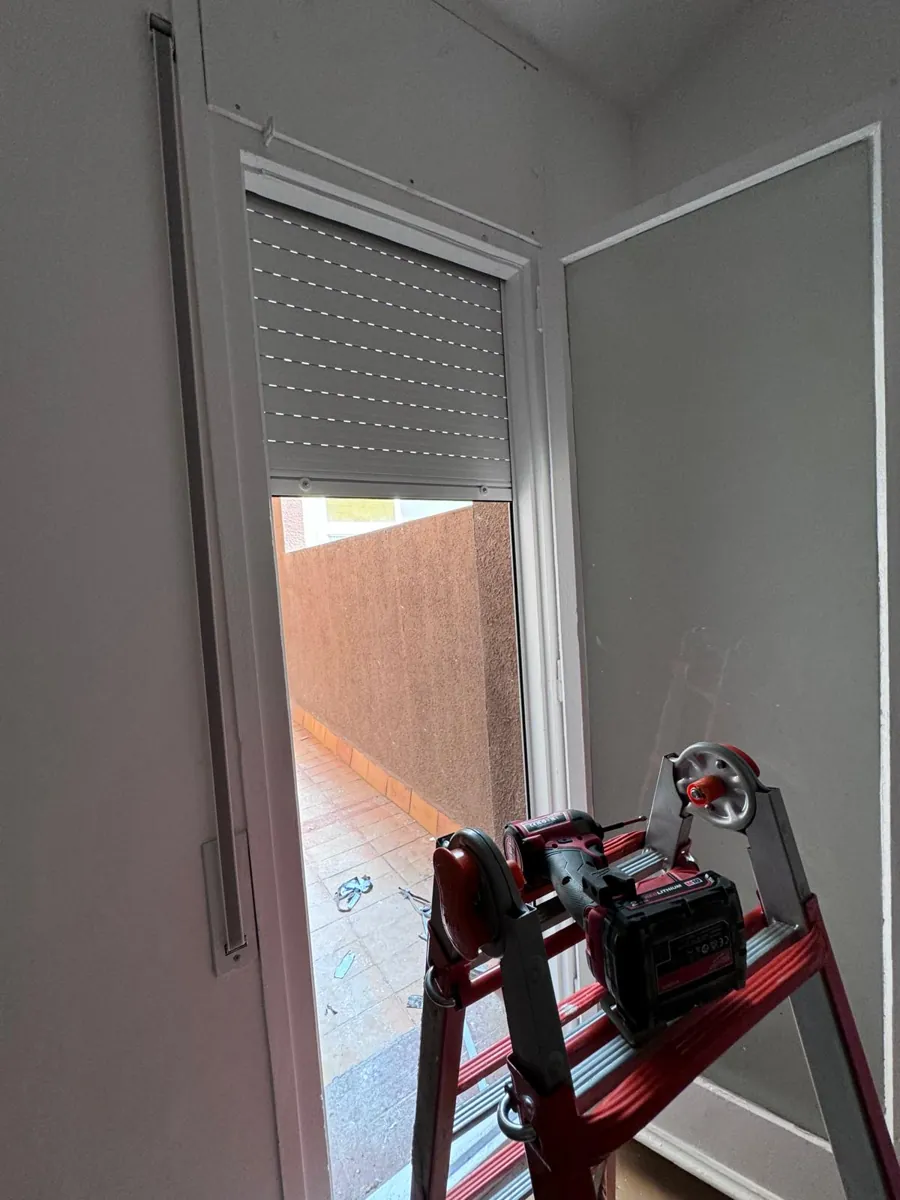 Persiana de lama de aluminio instalada en el balcón de una vivienda