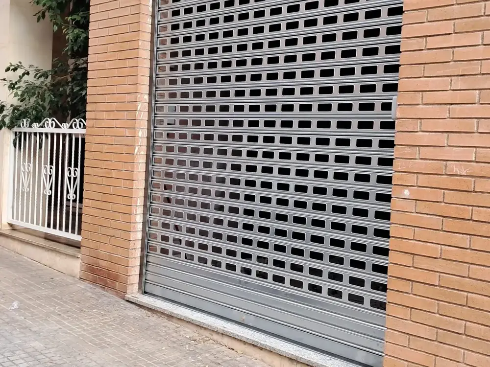 Persiana metálica de local atendida en el servicio de urgencias 24 h
