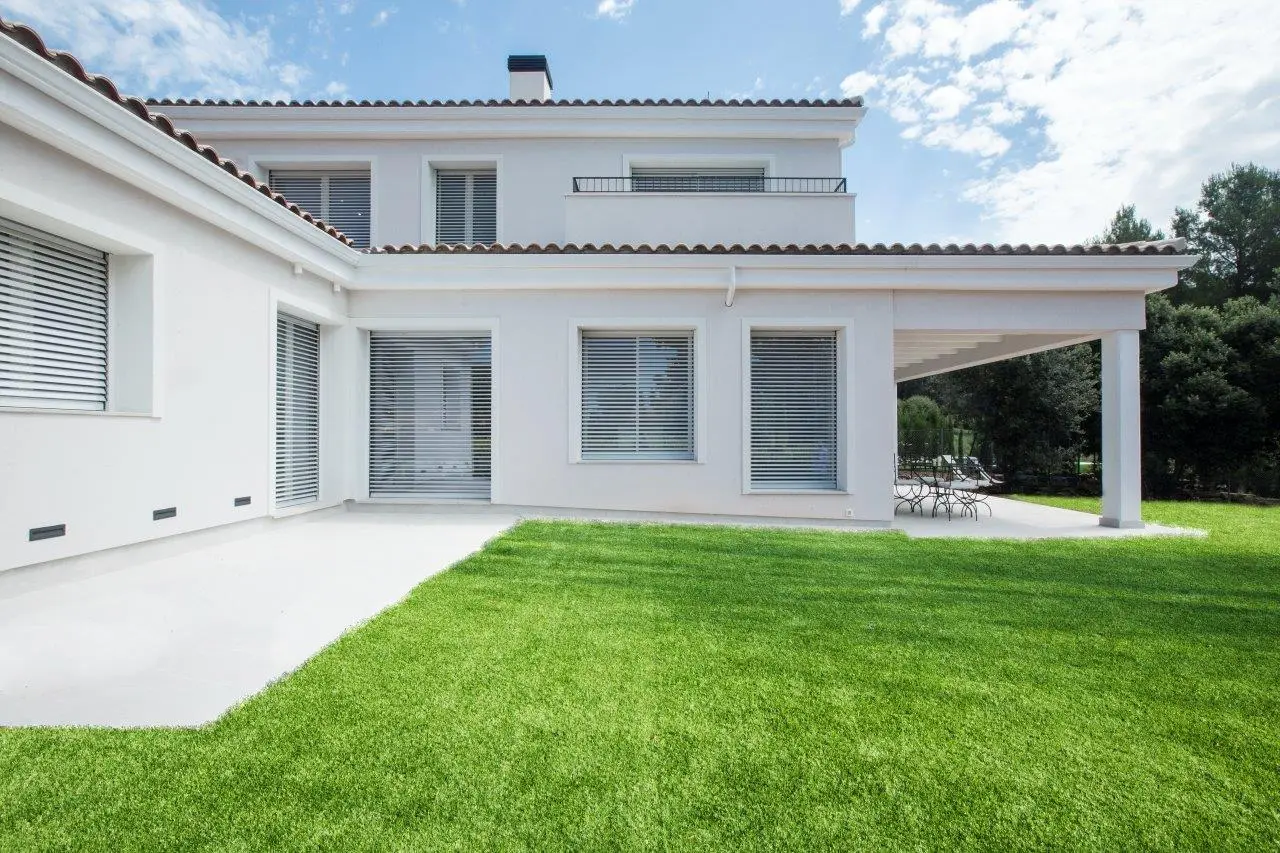 Persianas orientables SuperClassic en una vivienda de Matadepera