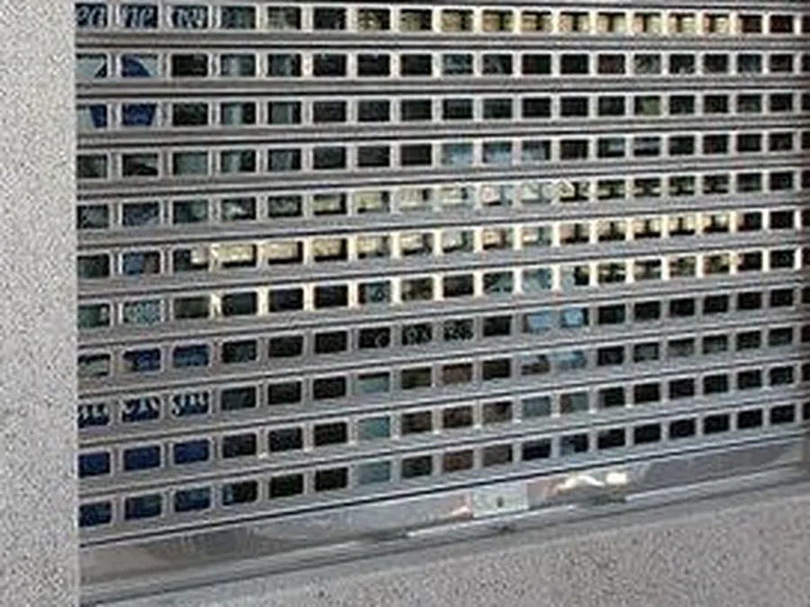 Cierre enrollable de acero galvanizado en un local