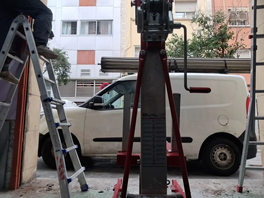 Montaje urgente de persianas comerciales con elevador manual GUIL para locales y naves industriales.