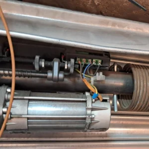 Motorización de persiana metálica en un local de Barcelona como parte del servicio de mantenimiento.