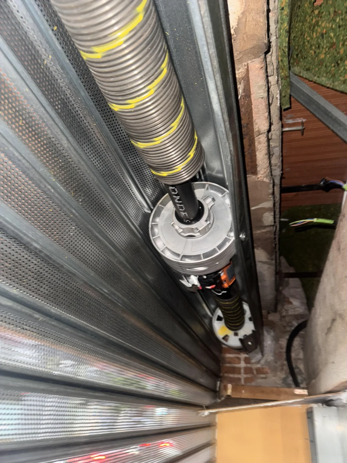 Mecanismo interior arreglado de una persiana enrollable.