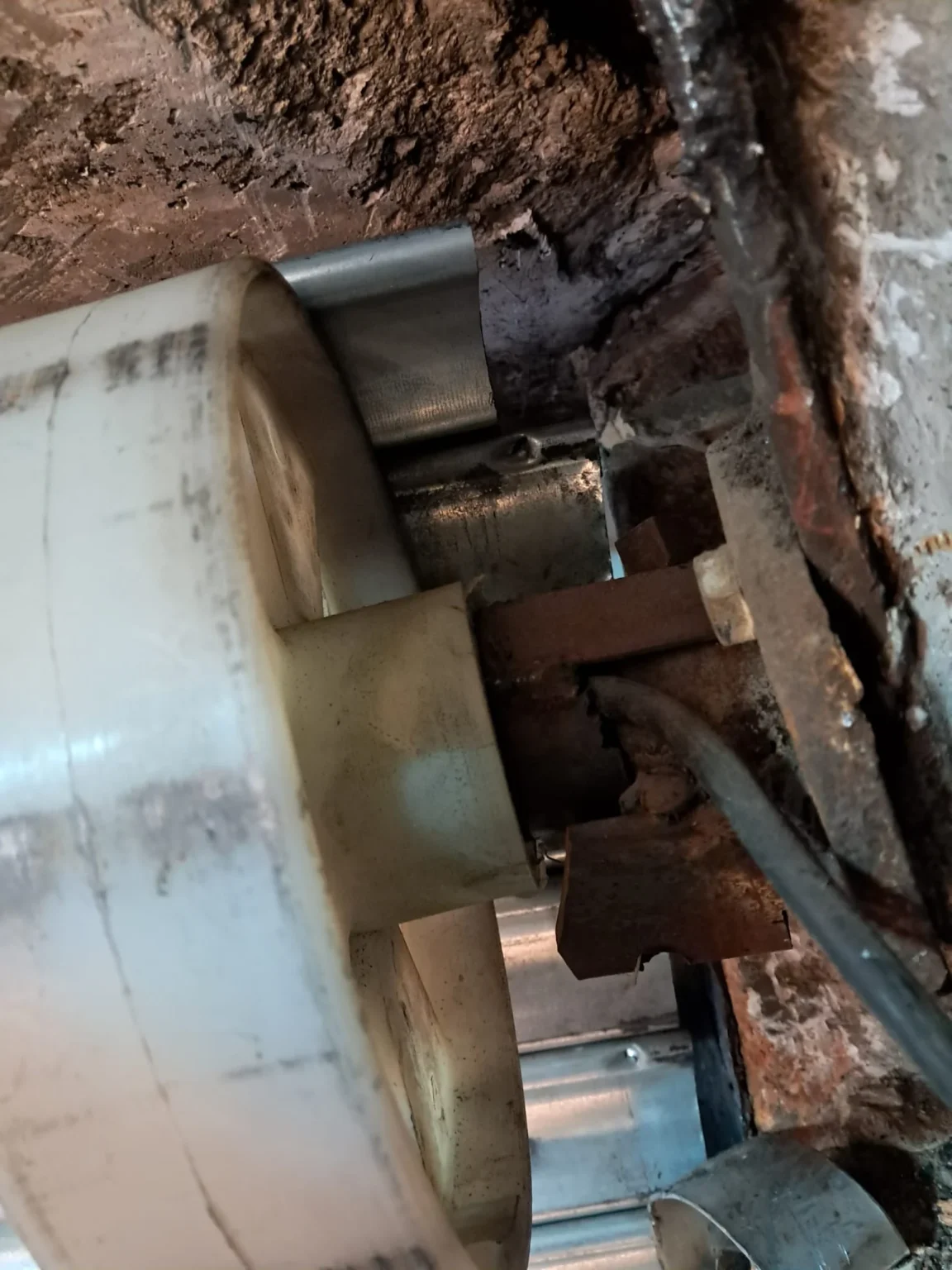 Mecanismo de persiana metálica en detalle