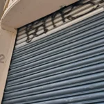 Persiana metálica cerrada con 2