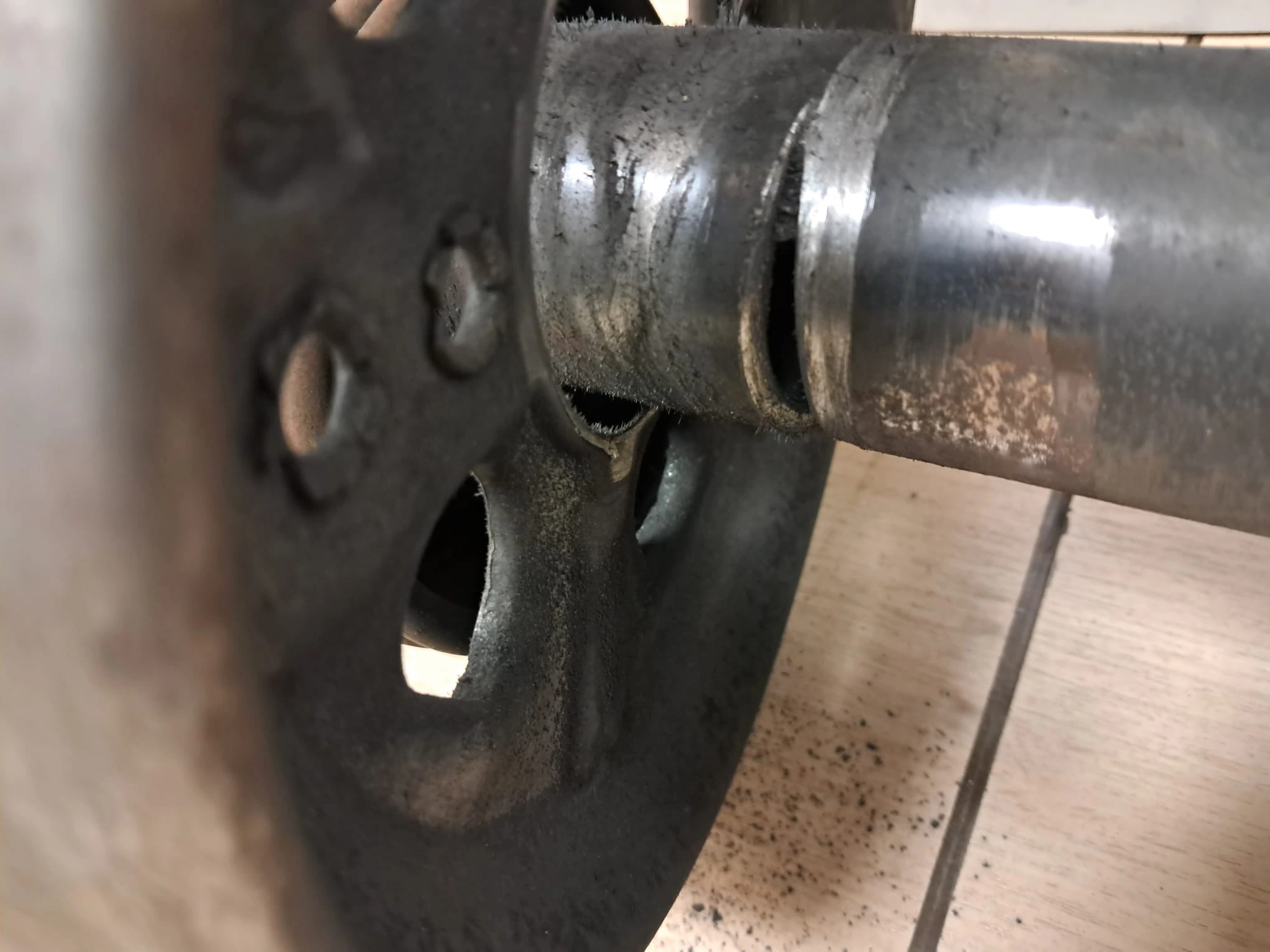 persianasmetalicas71 Detalle del eje metálico de persiana encajado en soporte lateral con señales de desgaste.