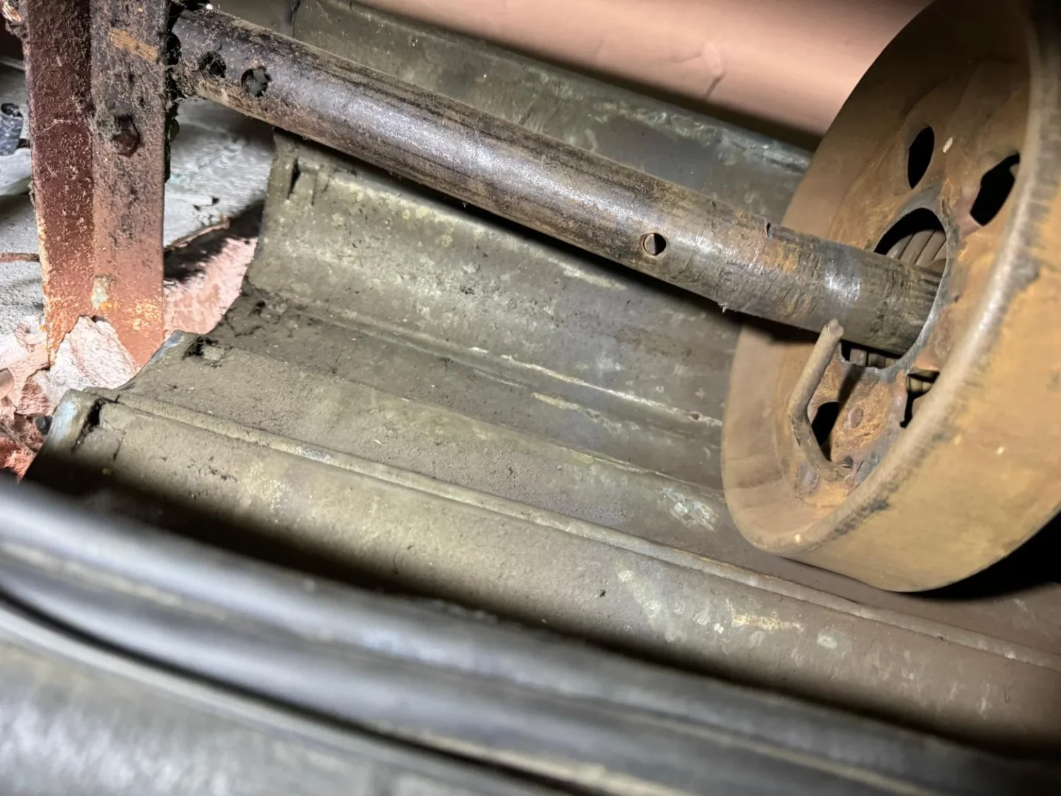 piezas de persiana enrollable (muelles, ejes, tambores) con óxido.