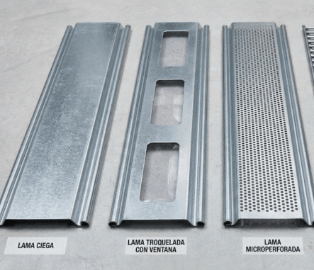 tipos de lamas para persianas o cerramientos: lama ciega de superficie lisa y opaca, lama microperforada con pequeños orificios que permiten el paso parcial de luz y ventilación, y lama troquelada con perforaciones decorativas de mayor tamaño y diseño visible. Los diferentes modelos aparecen alineados para mostrar sus características y acabados.
