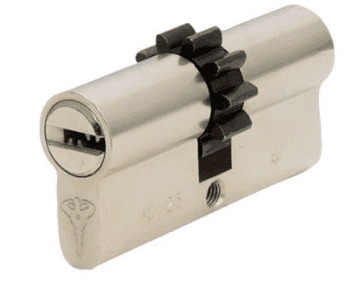 Cerradura de alta seguridad Gaon System con cilindro doble instalada en persiana metálica.
