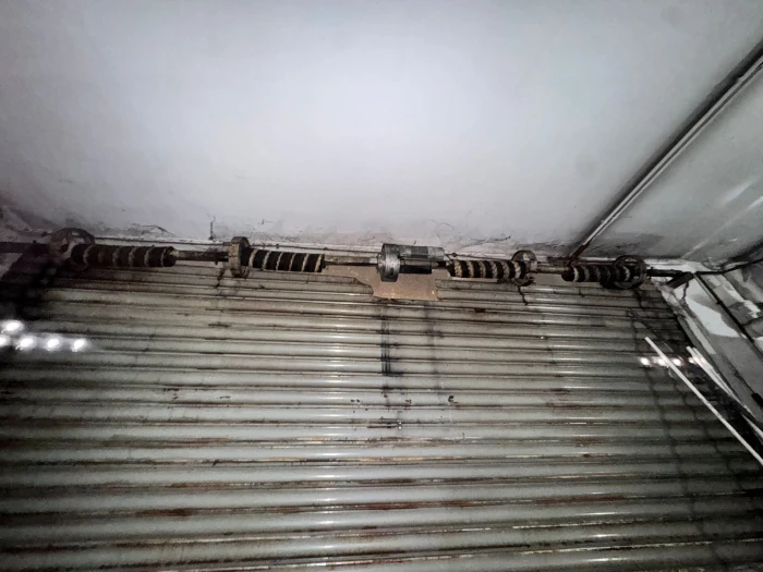 Servicio de reparación de motor de persiana metálica en tienda comercial en Barcelona con técnico especializado