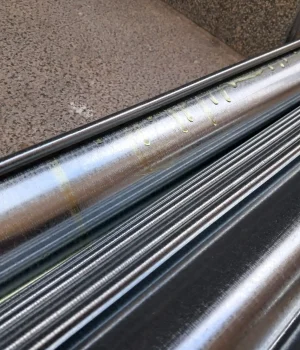 Muestra de ejes tubulares de acero galvanizado de alta resistencia para la fabricación de persianas enrollables.