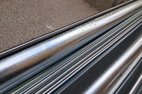 Muestra de ejes tubulares de acero galvanizado de alta resistencia para la fabricación de persianas enrollables.