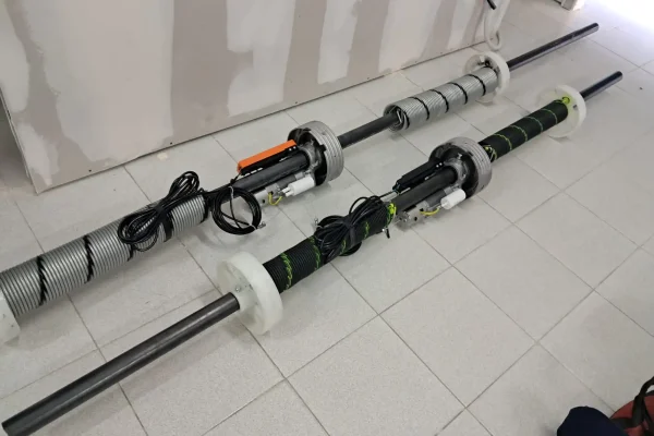 Servicio de motorización con ejes tubulares para persianas metálicas enrollables.