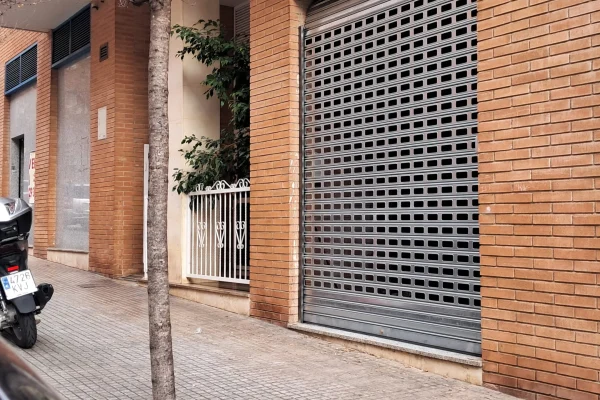 Servicio de instalación de persiana metálica troquelada en Barcelona para máxima visibilidad comercial.