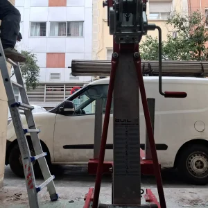 Montaje urgente de persianas comerciales con elevador manual GUIL para locales y naves industriales.