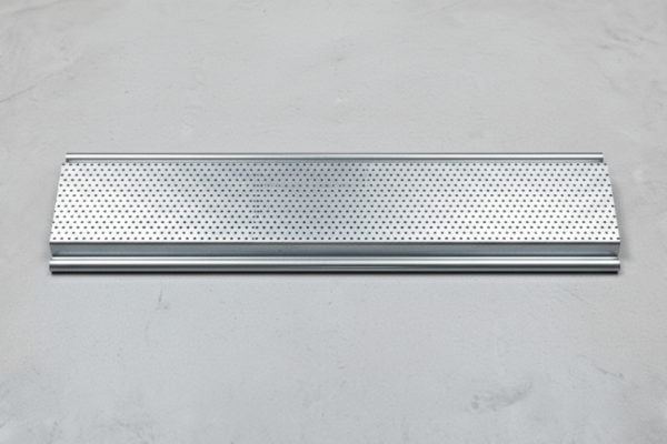 Muestra de lama perforada de acero para persianas enrollables de locales modernos.