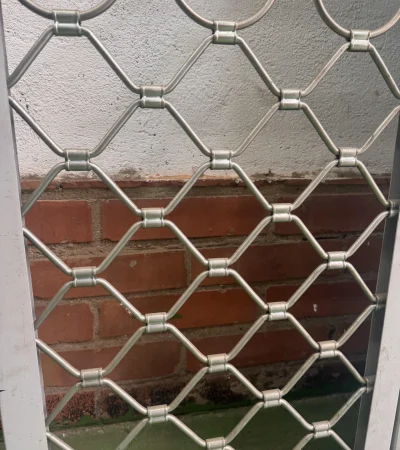 Detalle de reja metálica tipo laja hexagonal