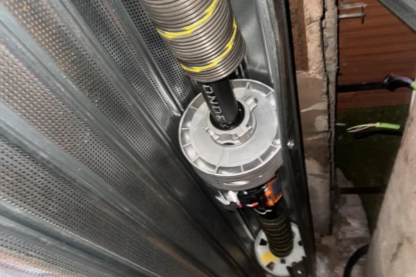 Mecanismo interno de motor y eje de una persiana enrollable tras una reparación profesional.