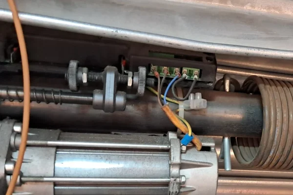 Motorización de persiana metálica en un local de Barcelona como parte del servicio de mantenimiento.