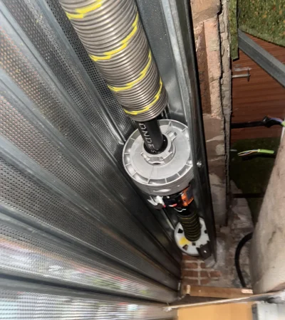 Mecanismo interior arreglado de una persiana enrollable.