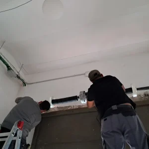 Técnicos realizando mantenimiento de persianas metálicas