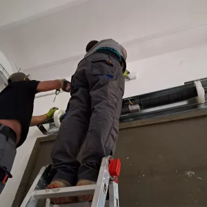 Instalación de persianas metálicas en altura
