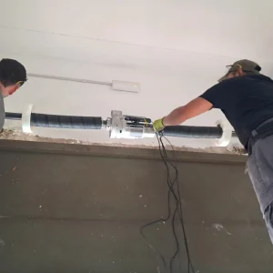 Trabajadores instalando persianas metálicas