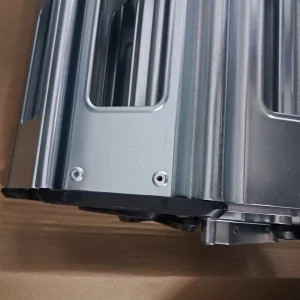 Piezas metálicas en una caja