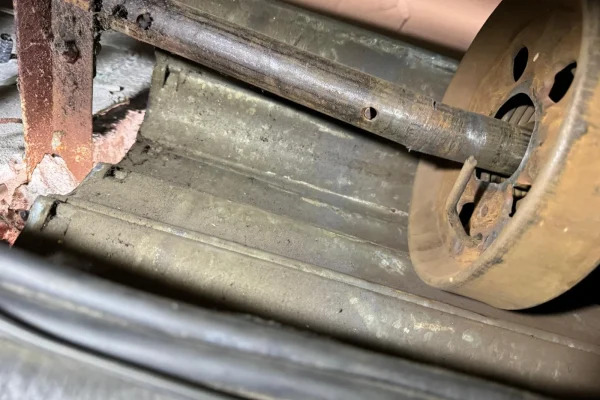 Piezas de persiana enrollable con corrosión y óxido en muelles, ejes y tambores.