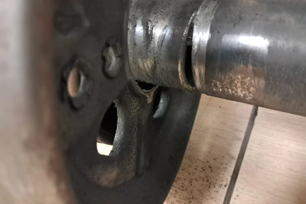 Resultado de reparación de persiana metálica en local de Barcelona con servicio de urgencia.