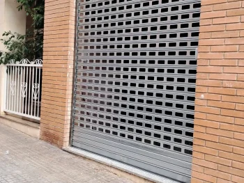 Servicio de urgencias 24h para reparación e instalación de persianas metálicas troqueladas en locales.